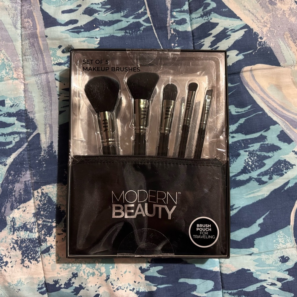 Modern Beauty Makeup Brushes